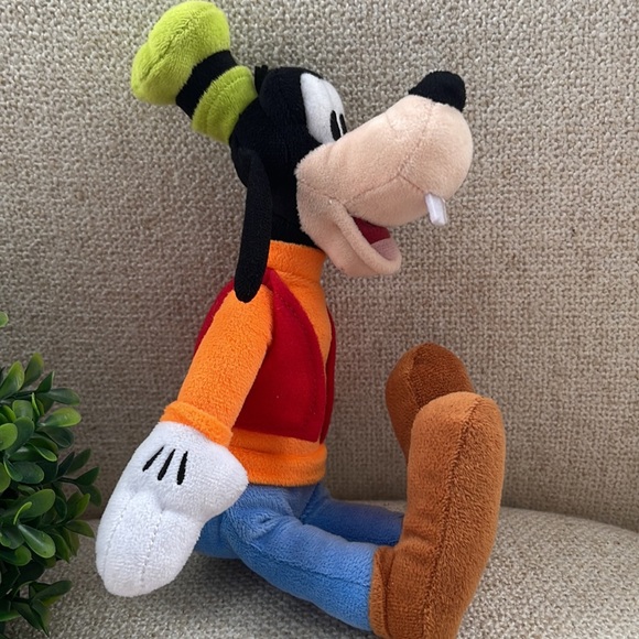 Disney 12” Goofy Plush toy - Picture 2 of 4